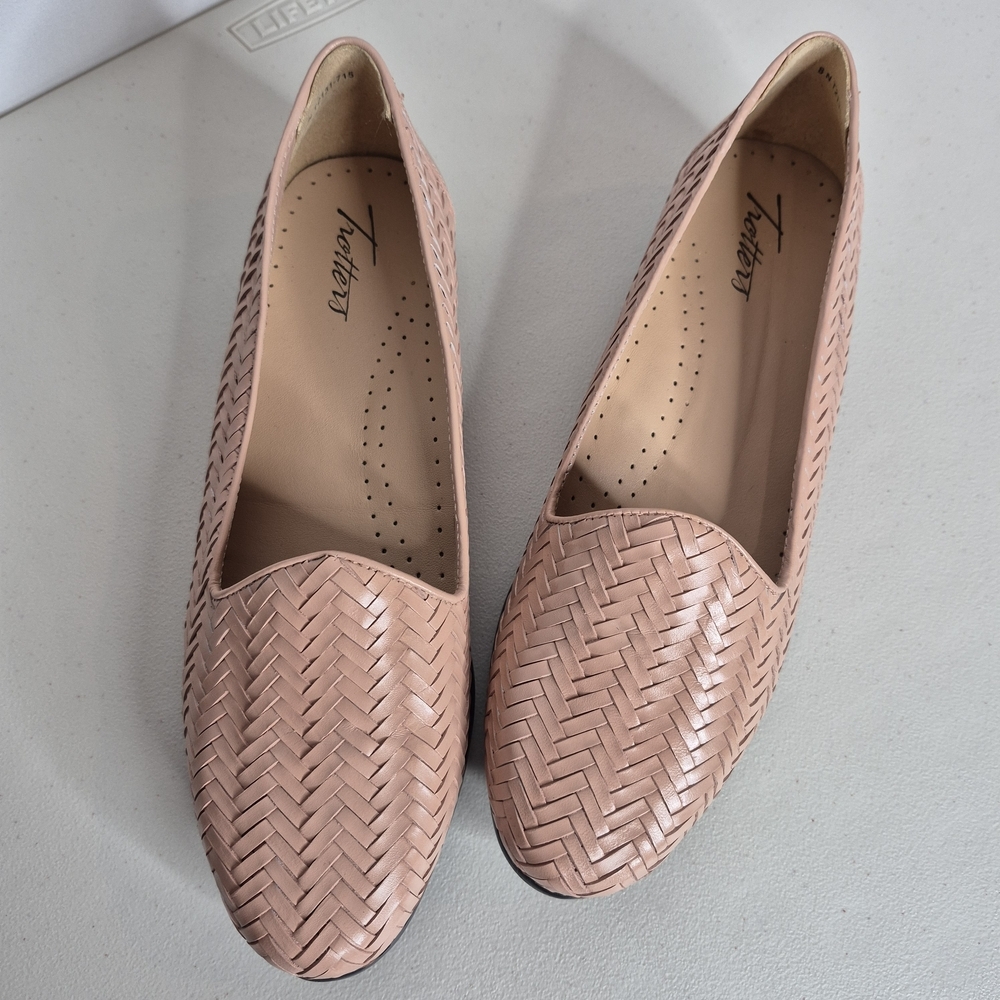 Trotters Liz III Slip-On Woven Leather Loafers in Blush Pink - Size 8 N